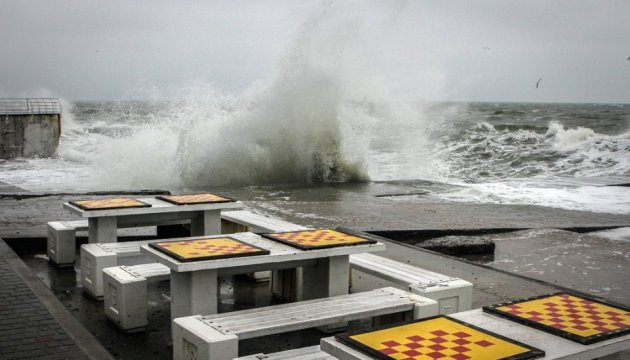 Des vagues houleuses s'abattent sur Odessa (photos)