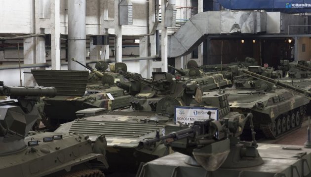 Neue ukrainische Schützenpanzer treffen Panzer auf einer Entfernung von 5 km