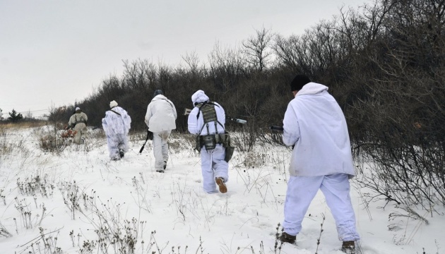 Donbass sous le feu intense d'artillerie lourde de l'ennemi : trois défenseurs ukrainiens ont été blessés 