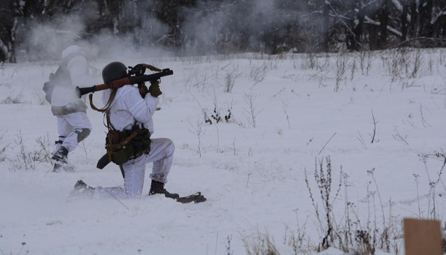 Ostukraine: Terroristen schießen intensiv auf Armeestellungen in Awdijiwka und Marjinka