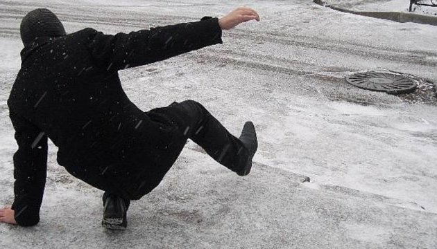 Синоптики попереджають про сильний мокрий сніг та ожеледицю