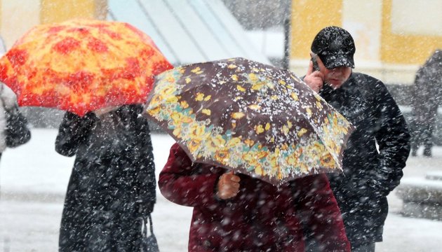 Завтра в Україні - сніг, дощ та ожеледиця