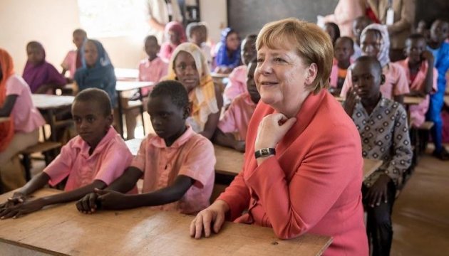 Меркель обіцяє Африці інвестиції та навчання молоді