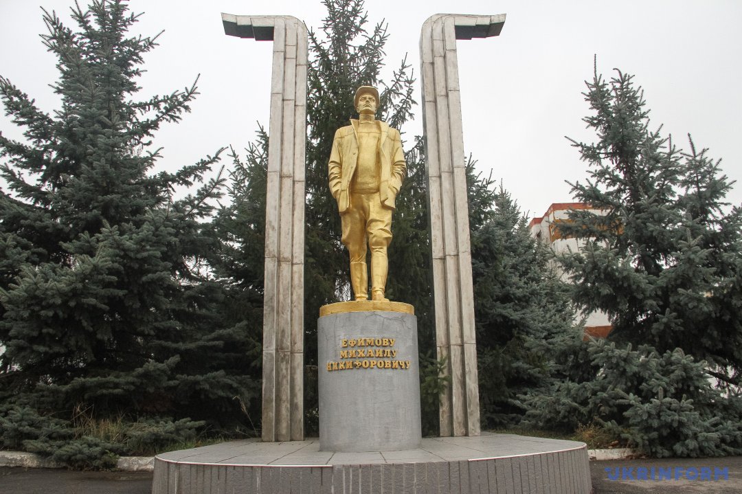 Пам'ятник авіатору Михайлу Єфімову Пам'ятник авіатору Михайлу Єфімову