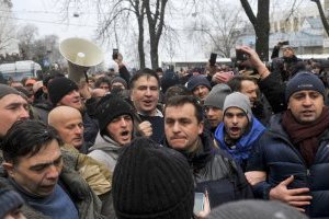 Як Саакашвілі знімали з даху