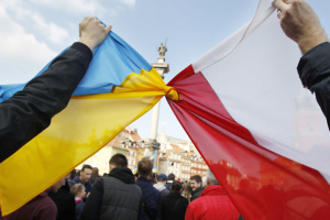 Більшість жителів Польщі й надалі хочуть допомагати українцям