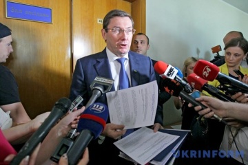 Луценко скаржиться, що на нього вже два тижні тиснуть