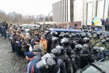 Автомобіль із Саакашвілі заблокували на Трьохсвятительській