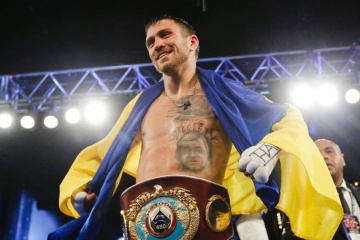 Lomachenko recibe el premio al mejor boxeador de 2019 de la OMB
