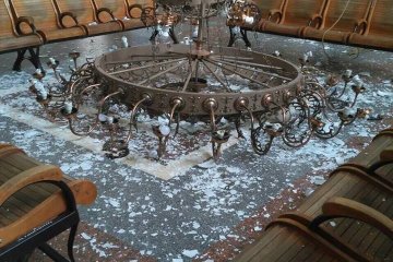 На залізничному вокзалі Херсона під час заміни лампочок впала велика люстра