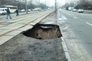 У Києві під трамвайною колією провалилася земля