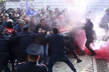 В Албанії протестувальники намагаються захопити парламент, є поранені - ЗМІ