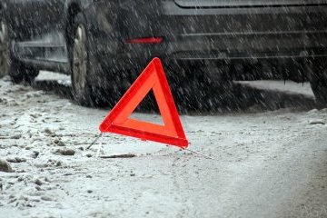 На Київщині ВАЗ зіткнувся з вантажівкою, є загибла