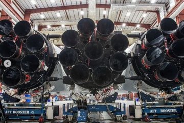 Маск опублікував перші знімки надважкої ракети Falcon Heavy