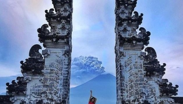 Виверження вулкана - туристичному селфі  не завада