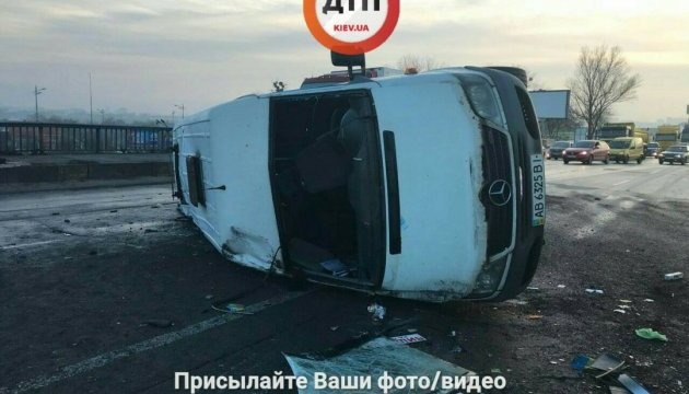 У Києві в результаті ДТП перекинулася маршрутка: п'ятеро постраждалих
