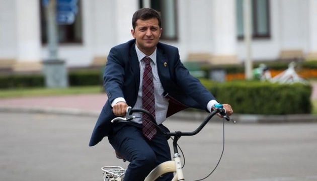 Zelensky submits documents to CEC