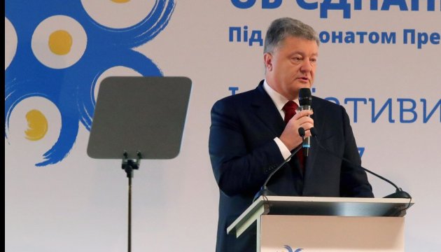 Poroshenko propone subir salario mínimo a 4.100 UAH