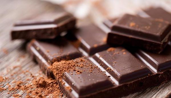 Les scientifiques estiment que la consommation régulière de chocolat noir prolonge la vie 