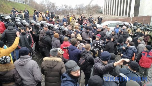 Activists block minivan with Saakashvili on Triokhsviatytelska Street in Kyiv
