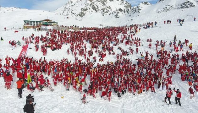Майже 2700 Санта-Клаусів скотилися  з гори у Швейцарії