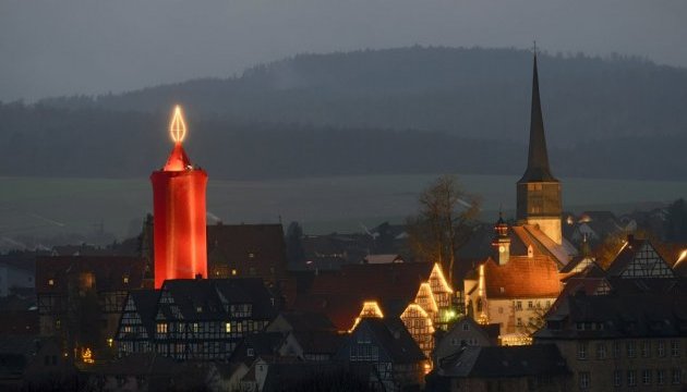 У Німеччині запалили найбільшу різдвяну свічку
