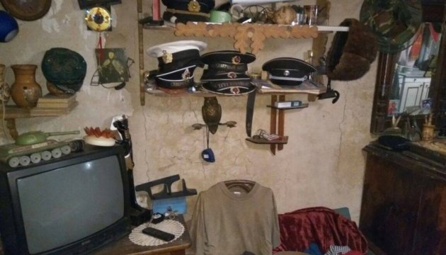 Поліція Луганщини знайшла у колекціонера заборонені “експонати”