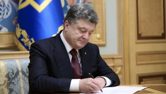 Порошенко присвоїв звання Мати-героїня понад 950 українкам