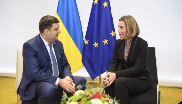 Groysman y Mogherini discuten el progreso re las reformas en Ucrania