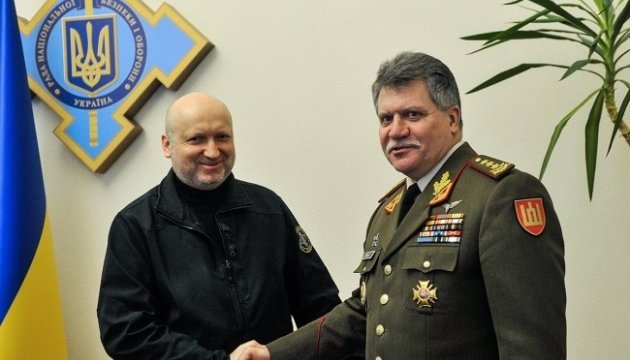 Турчинов обговорив із головнокомандувачем Литви ситуацію на Донбасі
