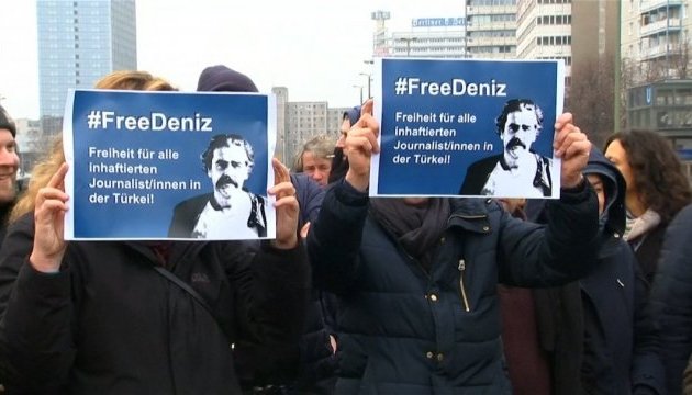 Понад 200 митців закликали владу Туреччини звільнити німецького журналіста