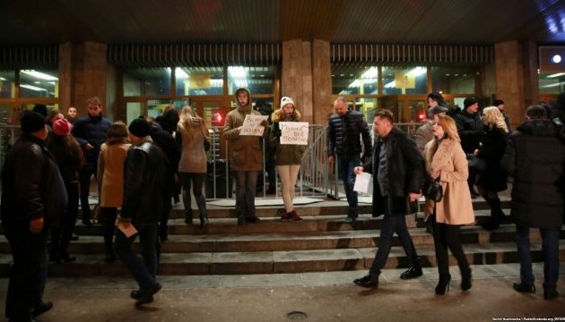 Кияни протестували проти гастролей українських артистів у РФ