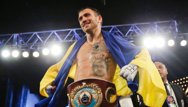 Lomachenko recibe el premio al mejor boxeador de 2019 de la OMB 