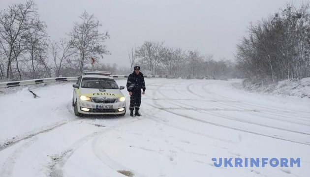 Молдову засипає снігом: на дорогах - ожеледиця, десятки ДТП