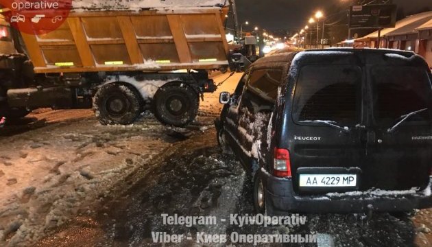 У Києві снігоприбиральна машина влаштувала ДТП