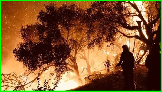 Пожежі у Каліфорнії: полум'я загрожує Санта-Барбарі