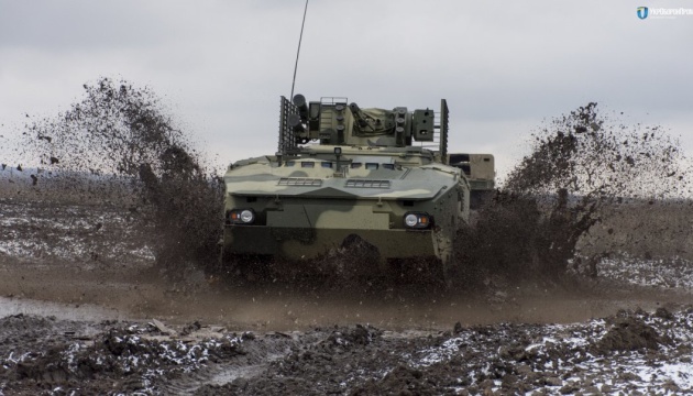 Порошенко: новий український БТР-4МВ1 успішно пройшов випробування�