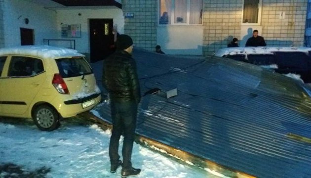 У Трускавці вітер зірвав частину даху з багатоповерхівки 