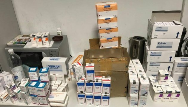 Індуси везли в Україну чотири чемодани контрабандних ліків