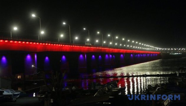 Дніпровське сяйво: на двокілометровому мості запустили унікальну ілюмінацію