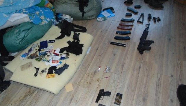 У київській квартирі поліція знайшла гранати, карабін та дві сотні набоїв