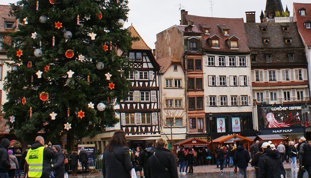 Все заради свята: різдвяна ялинка прикрасила Страсбург із третьої спроби