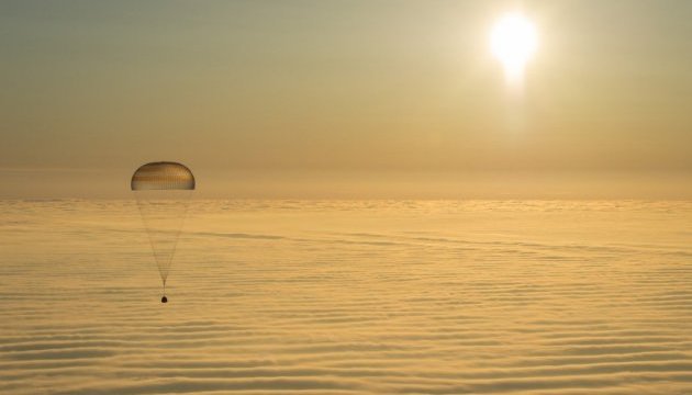 Капсула з трьома космонавтами успішно приземлилася в Казахстані