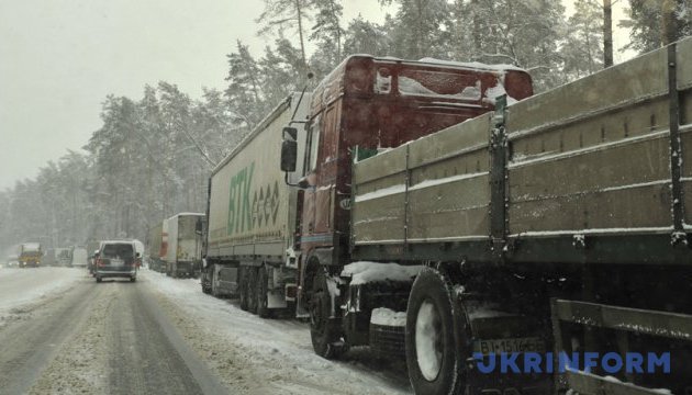 На двох трасах Одещини перекрили рух вантажівок через негоду