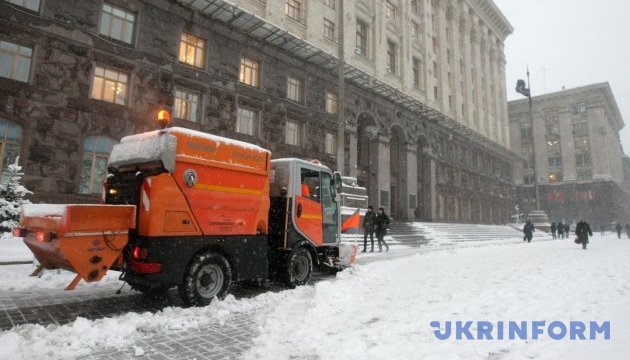 З наслідками снігопаду в Києві бореться 450 снігоприбиральних машин