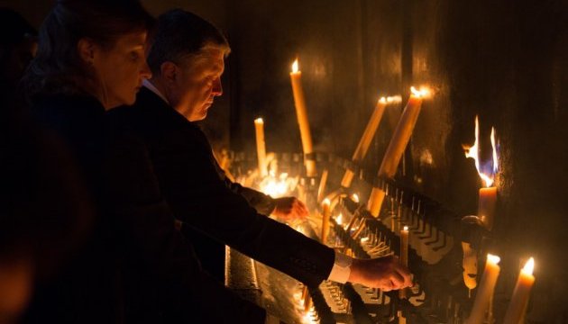 Порошенко помолився за мир в Україні у центрі паломництва «Фатіма» в Португалії