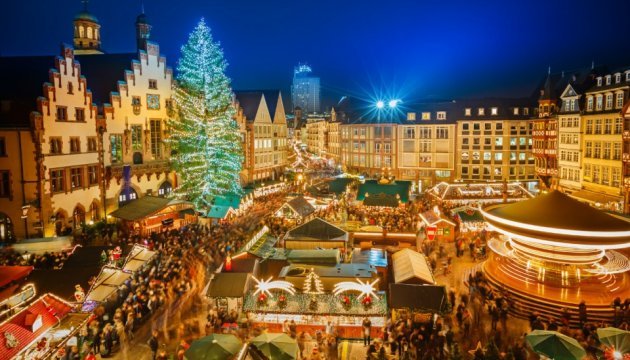 Різдвяні ялинки: як світові столиці до свят готувалися