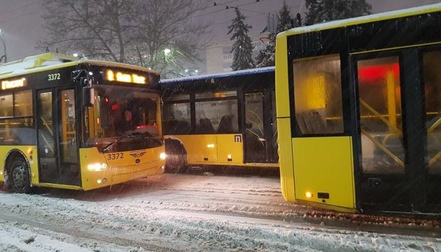 На Севастопольській площі – пробка: на ходу зламався тролейбус