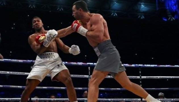 Бокс: поєдинок Джошуа - Кличко назвали боєм 2017 року