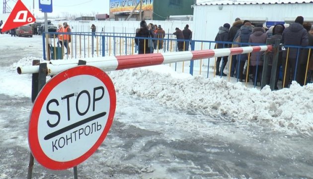 У пунктах пропуску на Донбасі застрягли 250 авто